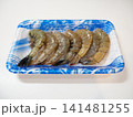 トレイに入ったバナメイエビ 141481255