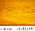 傷のある木の机のアップ 141481260