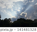 雲の切れ間から差し込む光 141481328