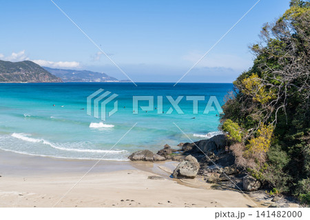 白浜海岸のエメラルドグリーンの海と白い砂浜の風景 141482000