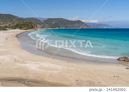 白浜海岸のエメラルドグリーンの海と白い砂浜の風景 白浜海岸のエメラルドグリーンの海と白い砂浜の風景 141482002