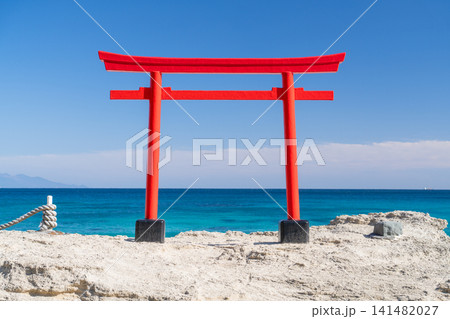 白浜海岸のエメラルドグリーンの海と白い砂浜と赤い鳥居の風景 白浜海岸のエメラルドグリーンの海と白い砂浜と赤い鳥居の風景 141482027