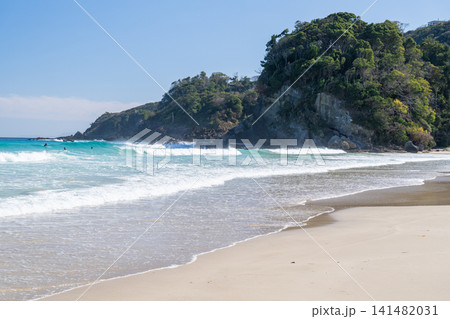 白浜海岸のエメラルドグリーンの海と白い砂浜の風景 白浜海岸のエメラルドグリーンの海と白い砂浜の風景 141482031