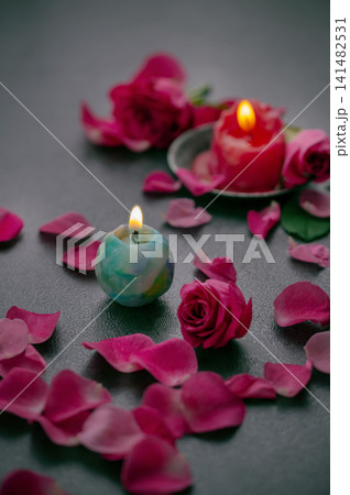 バラの花びらとあたたかく灯るキャンドルのロマンチックなヒーリング空間 バラの花びらとあたたかく灯るキャンドルのロマンチックなヒーリング空間 141482531