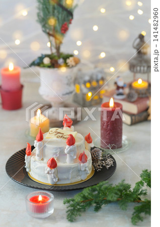 キャンドルイルミネーションとツリーが彩る幻想的なクリスマスケーキのディスプレイ キャンドルイルミネーションとツリーが彩る幻想的なクリスマスケーキのディスプレイ 141482960