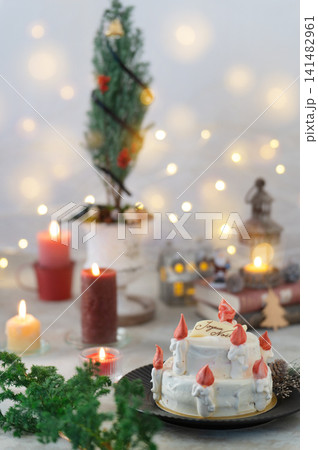 キャンドルイルミネーションとツリーが彩る幻想的なクリスマスケーキのディスプレイ キャンドルイルミネーションとツリーが彩る幻想的なクリスマスケーキのディスプレイ 141482961