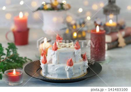 あたたかなキャンドルの灯りとイルミネーションに包まれたクリスマスケーキあたたかなキャンドルの灯りとイ あたたかなキャンドルの灯りとイルミネーションに包まれたクリスマスケーキあたたかなキャンドルの灯りとイ 141483100