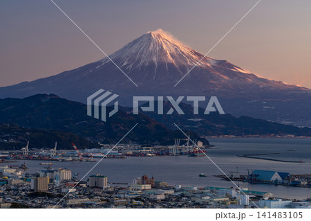 日本平から望む夜明けの富士山と清水市の町並み 141483105