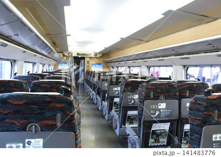 新幹線の車内の様子 新幹線の車内の様子 141483776