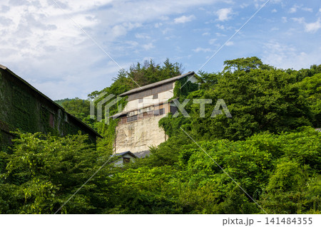 夏の佐渡金山、旧佐渡鉱山採鉱施設、道遊の割戸付近の風景 夏の佐渡金山、旧佐渡鉱山採鉱施設、道遊の割戸付近の風景 141484355