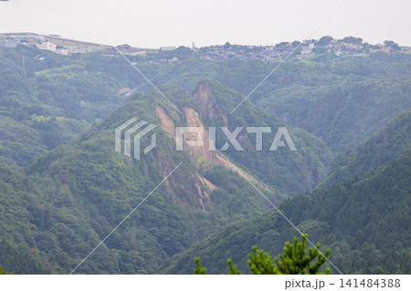 夏の佐渡の海と佐渡金山、道遊の割戸付近の景色 夏の佐渡の海と佐渡金山、道遊の割戸付近の景色 141484388