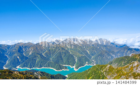 秋の針ノ木岳・蓮華岳登山（針ノ木岳山頂から黒部湖・立山・剱岳方面の眺め） 141484399