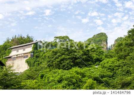 夏の佐渡金山、旧佐渡鉱山採鉱施設と道遊の割戸付近の風景 夏の佐渡金山、旧佐渡鉱山採鉱施設と道遊の割戸付近の風景 141484796