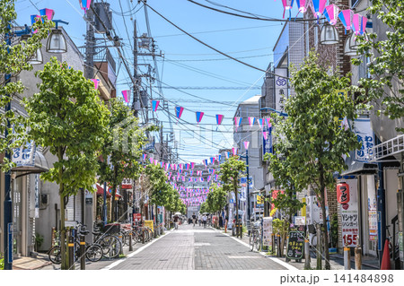 東京都大田区の都市風景　矢口渡駅前の矢口の渡商店街 141484898