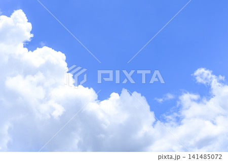 夏の青空と白い雲の背景素材　横浜 141485072