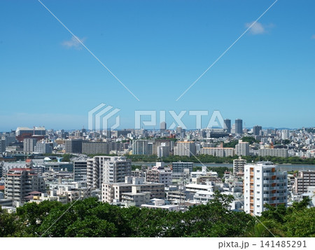 建物が並ぶ那覇市 建物が並ぶ那覇市 141485291