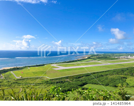 南ぬ島石垣空港と海 141485964