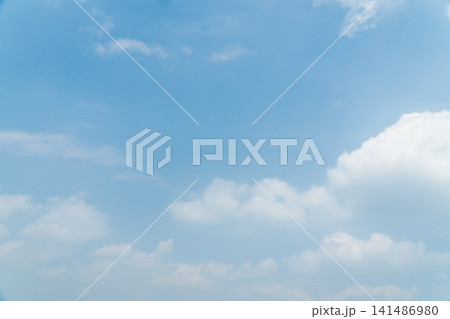 猛暑日の雲が多い夏空 猛暑日の雲が多い夏空 141486980