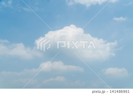 猛暑日の雲が多い夏空 猛暑日の雲が多い夏空 141486981