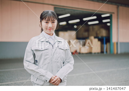 倉庫で働く女性 ポートレート 倉庫で働く女性 ポートレート 141487047