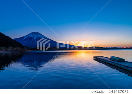 【静岡県】薄氷が張った田貫湖越しの富士山の夜明け 141487071