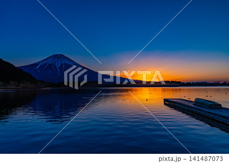 【静岡県】薄氷が張った田貫湖越しの富士山の夜明け 【静岡県】薄氷が張った田貫湖越しの富士山の夜明け 141487073