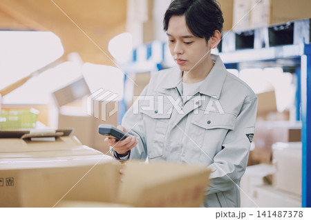 在庫管理をする作業服の男性 141487378