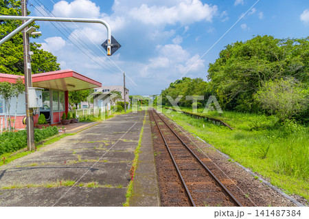 宮崎県小林市のローカル線の西小林駅の素材写真 夏の鮮やかな緑とのどかな風景 宮崎県小林市のローカル線の西小林駅の素材写真 夏の鮮やかな緑とのどかな風景 141487384