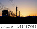 夕焼けバックに走る秩父鉄道 141487668