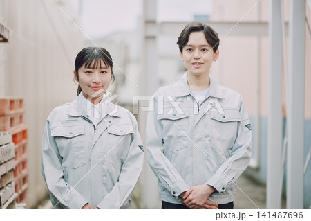 作業服の若い男女 ポートレート 作業服の若い男女 ポートレート 141487696