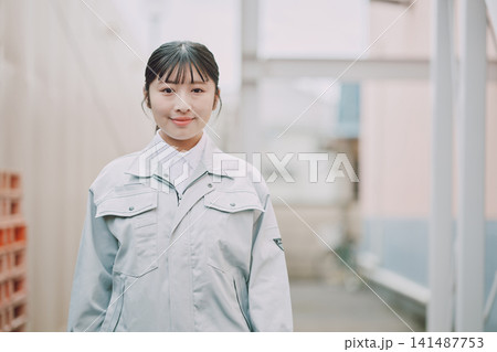 作業服の女性 ポートレート 141487753