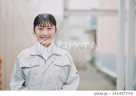 作業服の女性 ポートレート 141487759