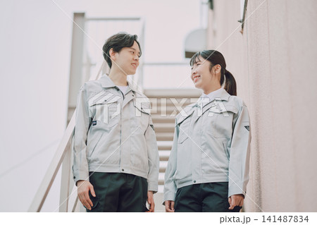 作業服の若い男女 ポートレート 作業服の若い男女 ポートレート 141487834