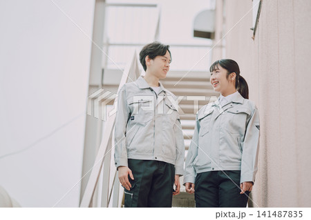 作業服の若い男女 ポートレート 141487835
