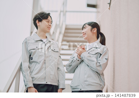 作業服の若い男女 ポートレート 作業服の若い男女 ポートレート 141487839