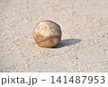 土のグラウンドに転がる1球の野球ボール 141487953