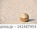 土のグラウンドに転がる1球の野球ボール 141487954