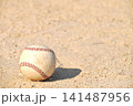 土のグラウンドに転がる1球の野球ボール 141487956