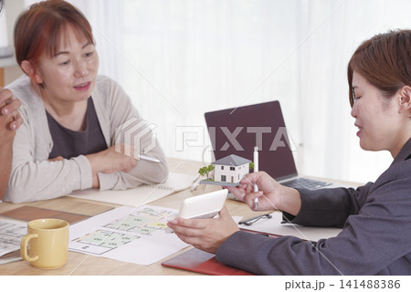 老後の住まいについて相談するシニア夫婦 老後の住まいについて相談するシニア夫婦 141488386