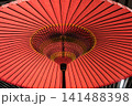 和傘の内側の骨組みと美しい飾糸のクローズアップ 和傘の内側の骨組みと美しい飾糸のクローズアップ 141488398