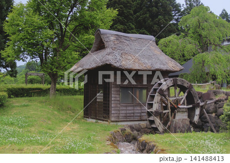 木製水車と茅葺き屋根の水車小屋 木製水車と茅葺き屋根の水車小屋 141488413