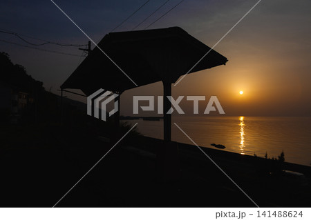 下灘駅待合所のシルエットと夕焼けの瀬戸内海 141488624