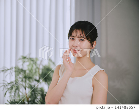 肌の潤いを実感する若い女性 肌の潤いを実感する若い女性 141488657