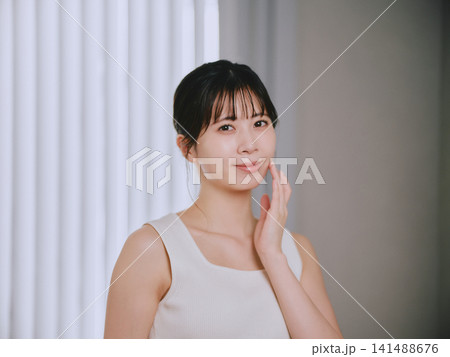 肌の潤いを実感する若い女性 141488676