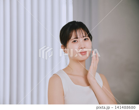 肌の潤いを実感する若い女性 141488680