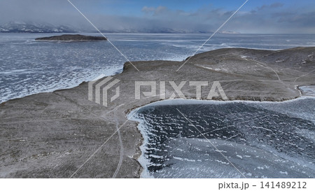 冬のバイカル湖氷岸の抽象的な空撮 冬のバイカル湖氷岸の抽象的な空撮 141489212