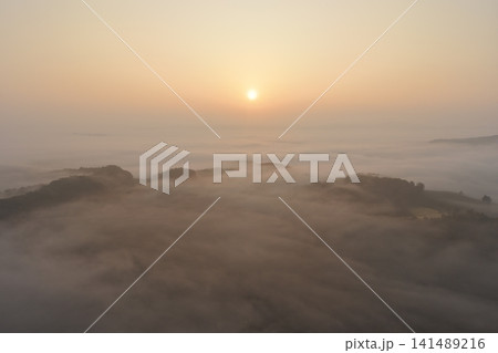 吉林省の山々から昇る日の出の雲海 吉林省の山々から昇る日の出の雲海 141489216