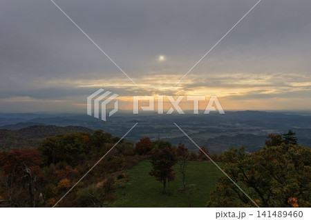 吉林省の夕暮れの秋の山の展望台 吉林省の夕暮れの秋の山の展望台 141489460