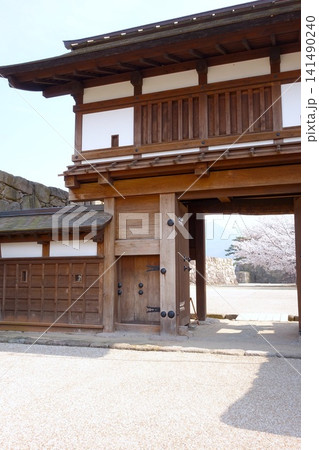 歴史ある日本の城門と伝統的な木造建築 141490240