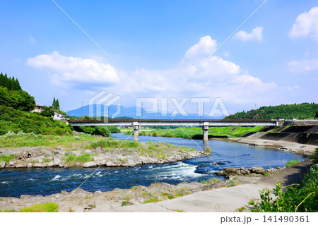 鹿児島県湧水町 轟の瀬カヌー競技場を流れる川内川と轟橋の風景 鹿児島県湧水町 轟の瀬カヌー競技場を流れる川内川と轟橋の風景 141490361